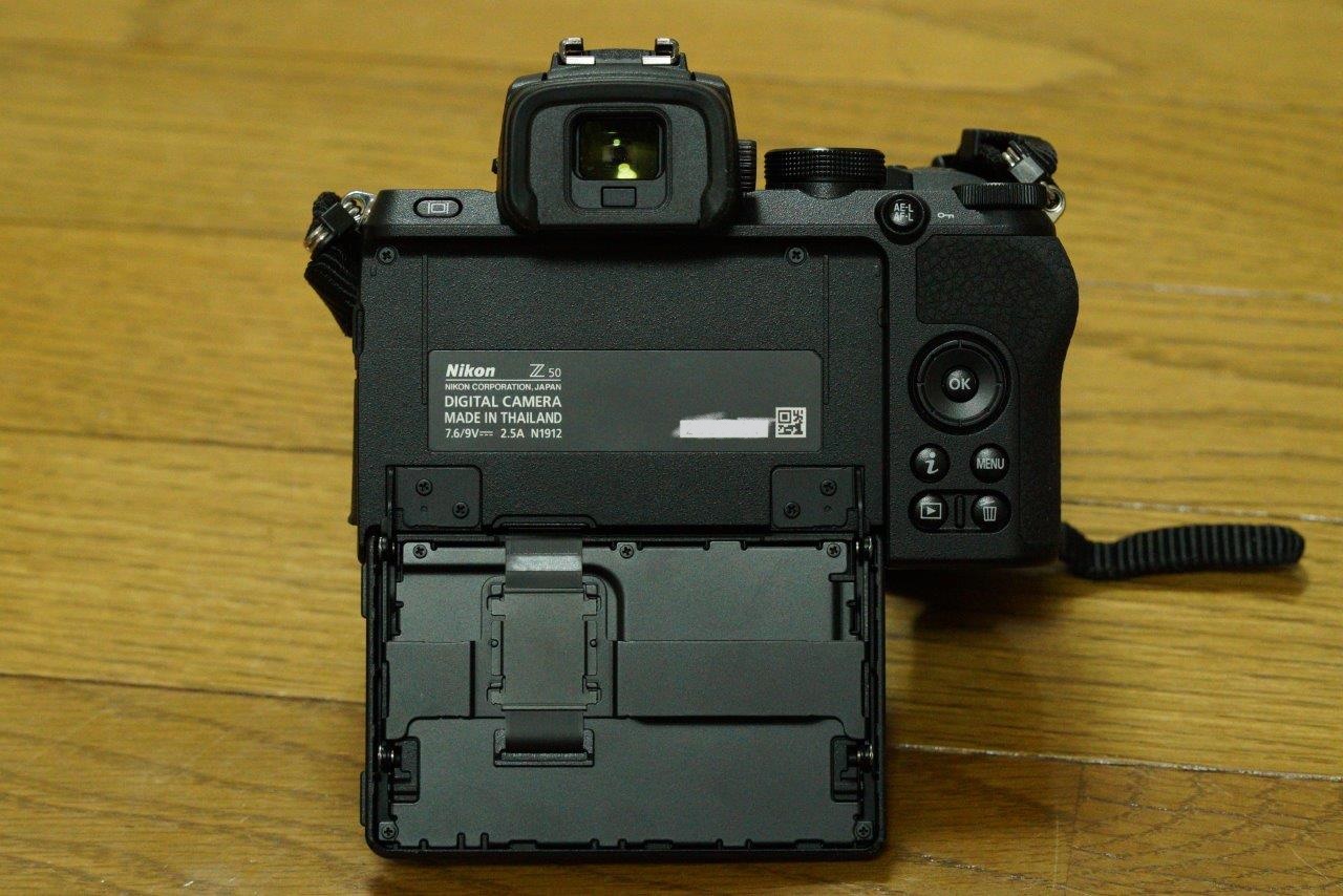 ニコンZ50カメラボディの液晶パネルを180°回転した時の背面側