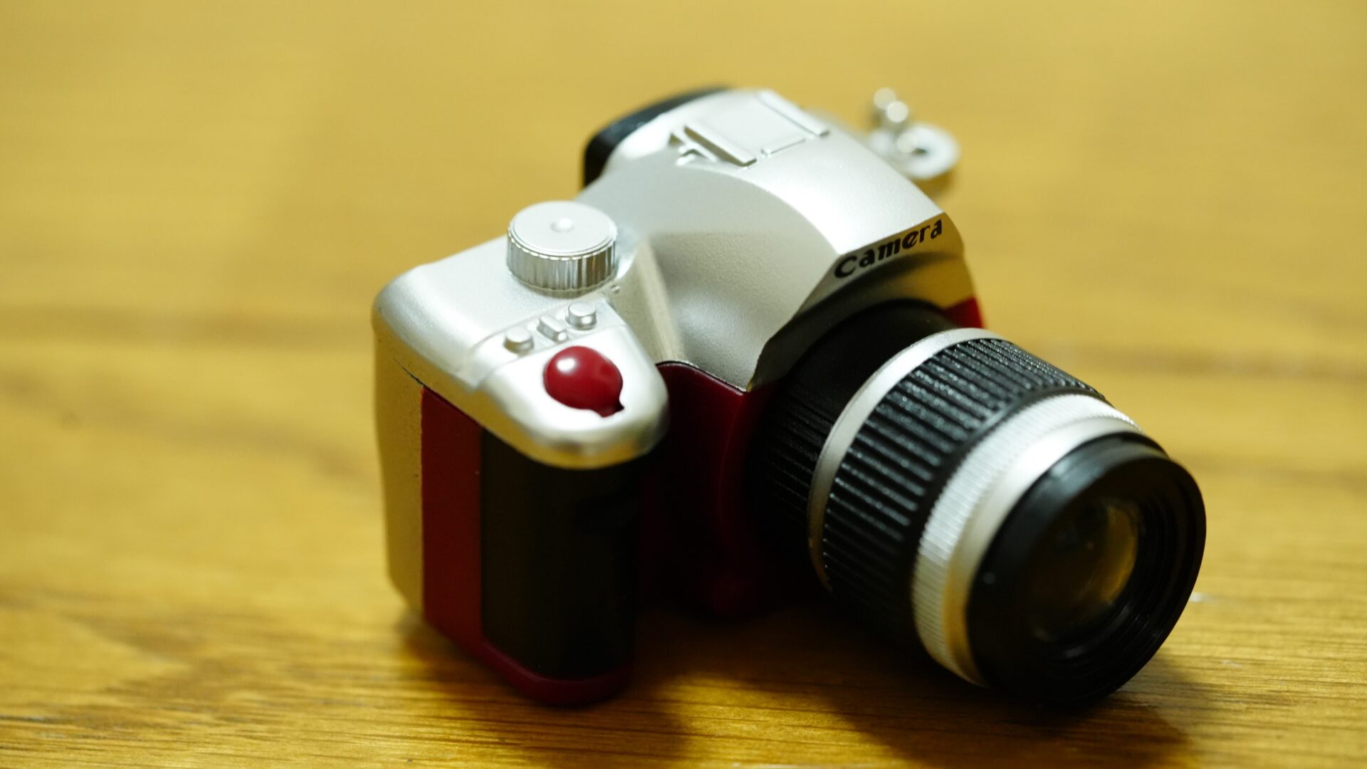 カプセルトイ「一眼レフカメラLEDサウンドライト」に入っていたカメラのレンズ部分