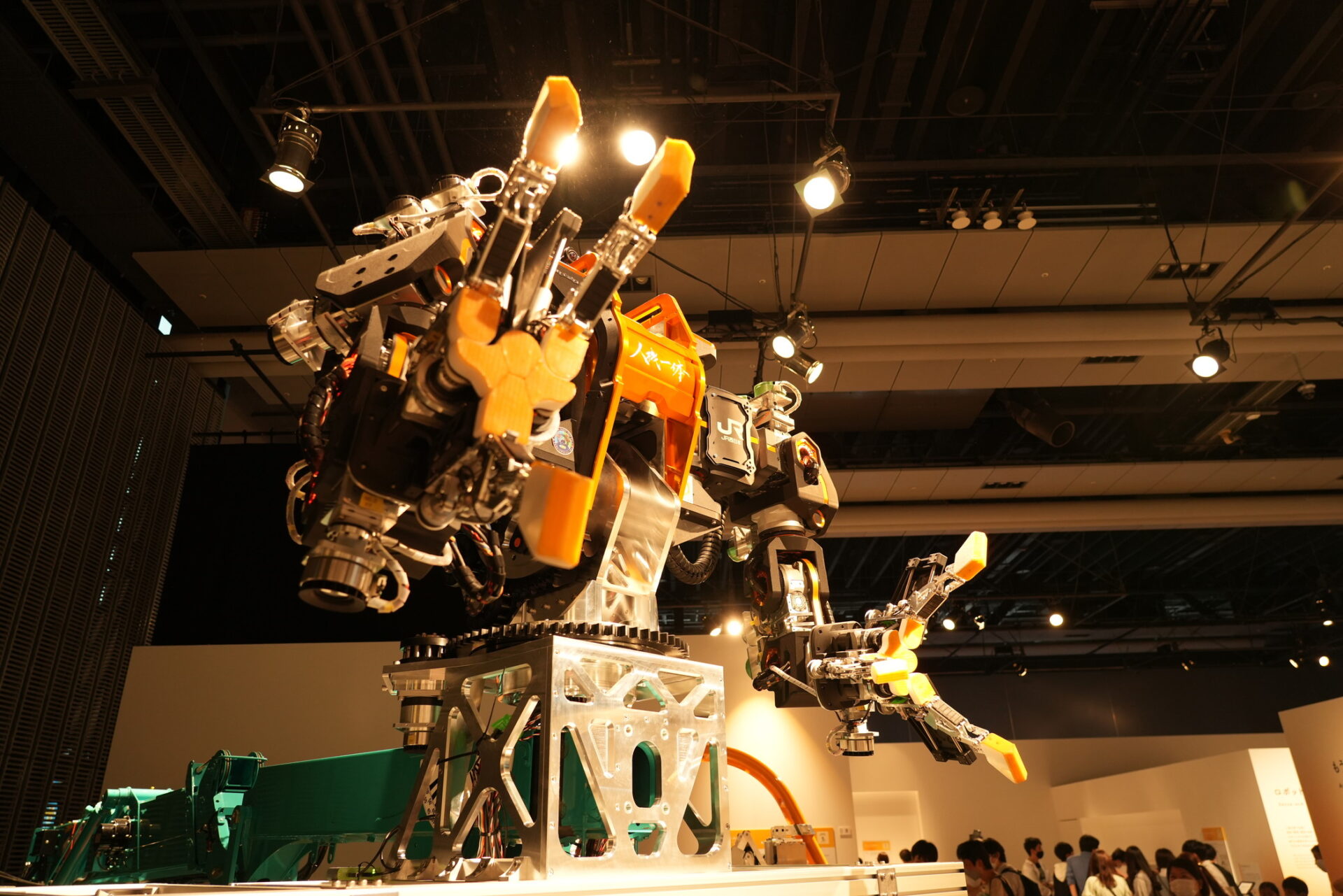 きみとロボット展で撮影したJR西日本の重機ロボットの写真