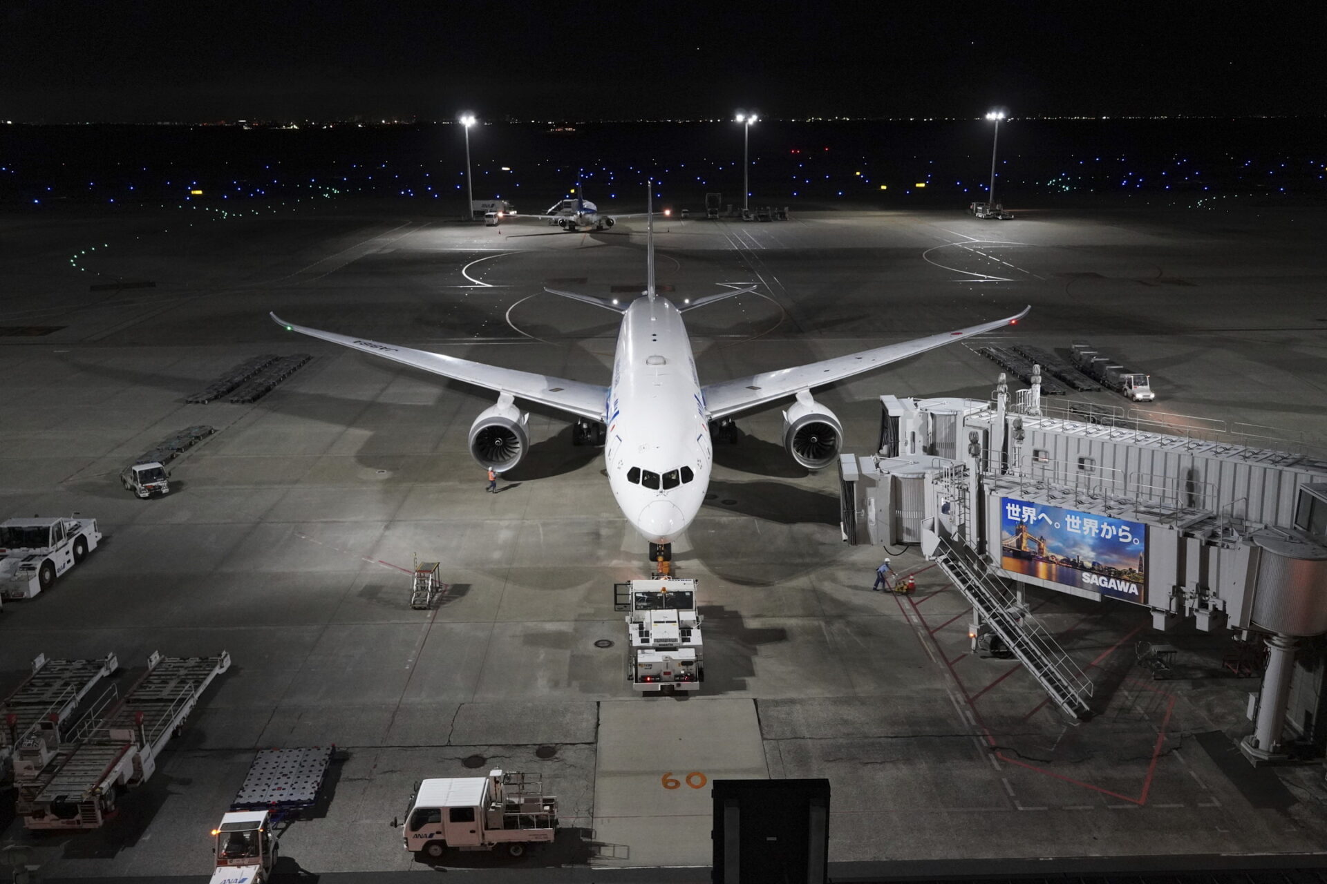 ZV-E10で撮影した夜の空港の静止画作例