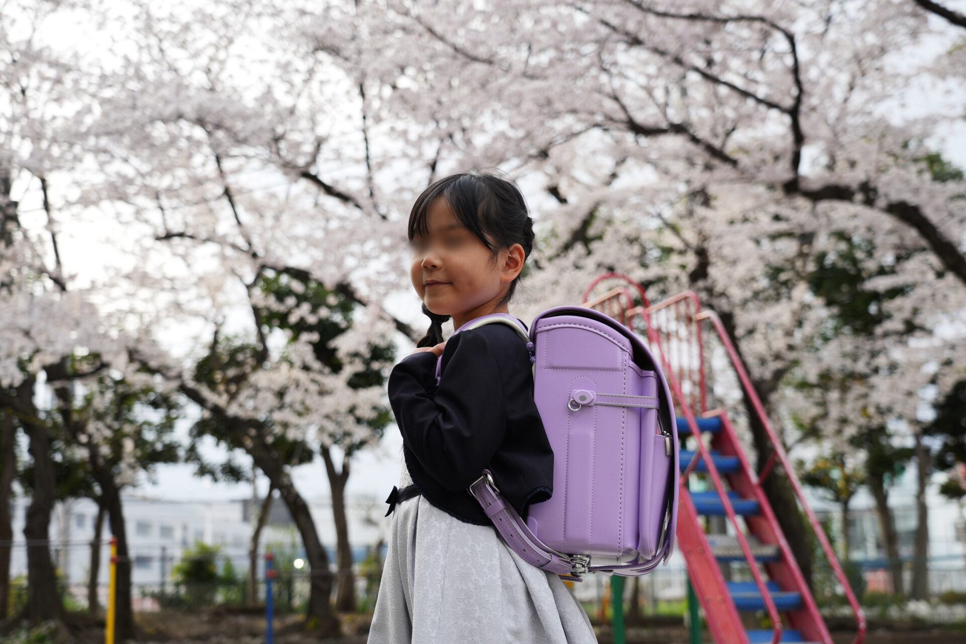 桜と子供の撮影で背景となる桜と距離をとっている写真