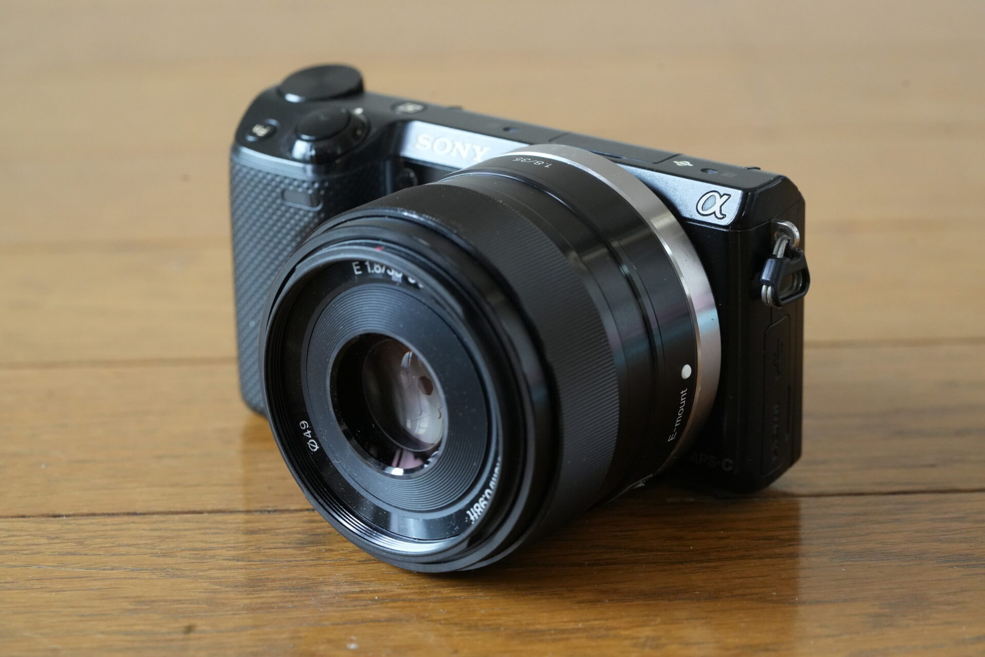 E 35mm F1.8 OSSはAPSCカメラにフィットするサイズ感